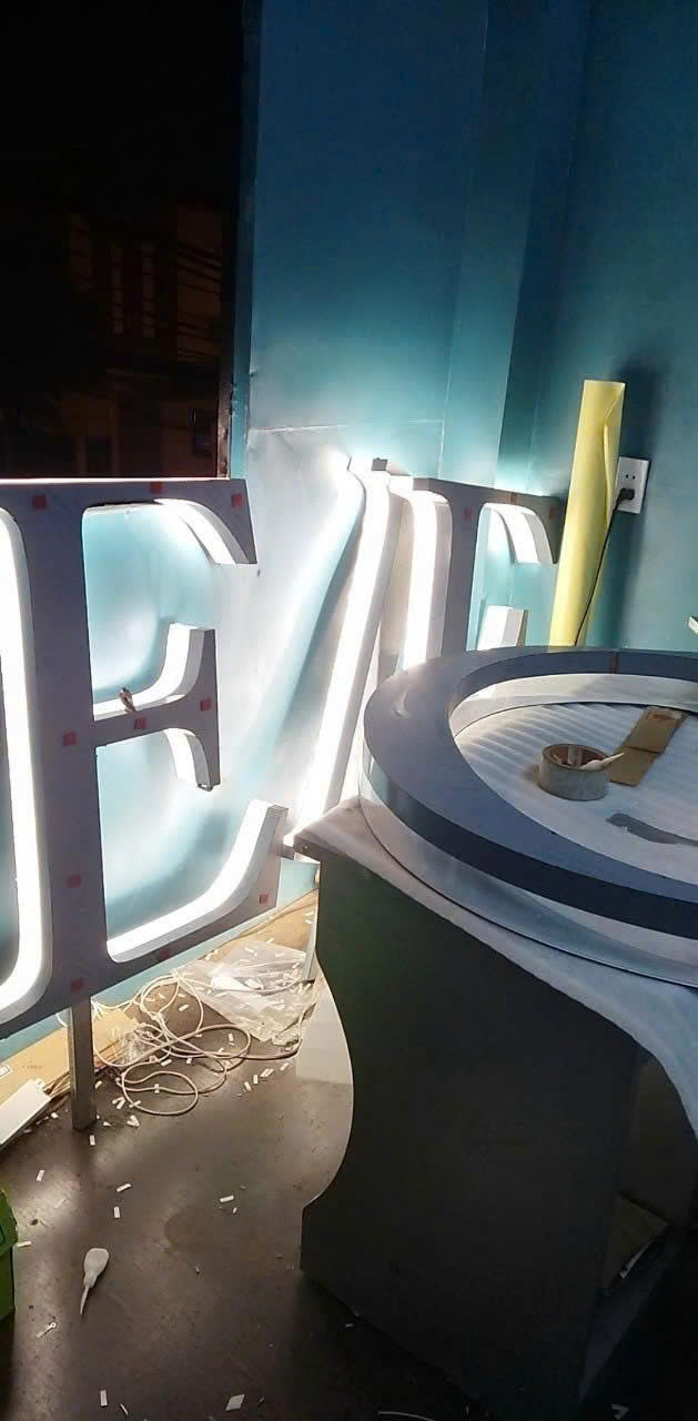 LED HẮT CHÂN CHỮ